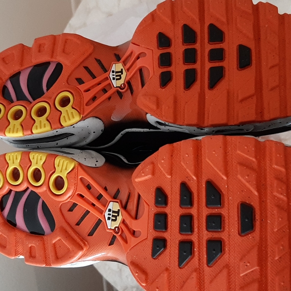 Nike Air Max Plus, Black Turf Orange - Size 5Y = men's 5 and women's 6.5 - Picture 7 of 7